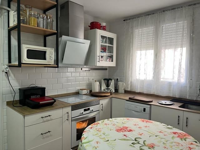 3 soveværelse Lejlighed til leje i Feria, Albacete by - € 750 (Ref: 9894003)