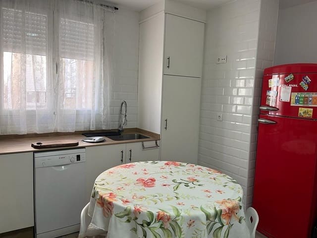 3 soveværelse Lejlighed til leje i Feria, Albacete by - € 750 (Ref: 9894003)