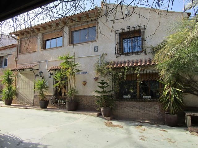 6 soveværelse Finca/Landehus til salg i La Romana med swimmingpool garage - € 399.950 (Ref: 9066637)