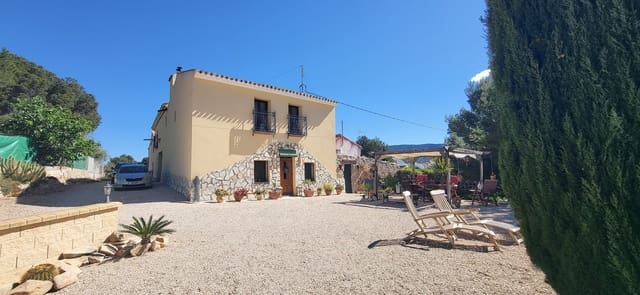 6 soveværelse Finca/Landehus til salg i La Romana med swimmingpool garage - € 325.000 (Ref: 9066658)