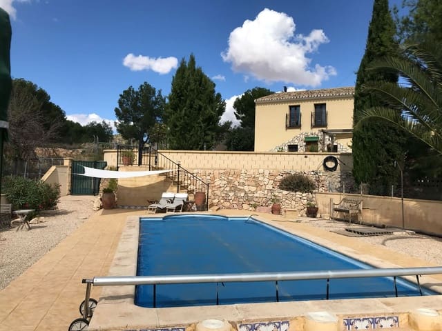 6 soveværelse Finca/Landehus til salg i La Romana med swimmingpool garage - € 325.000 (Ref: 9066658)