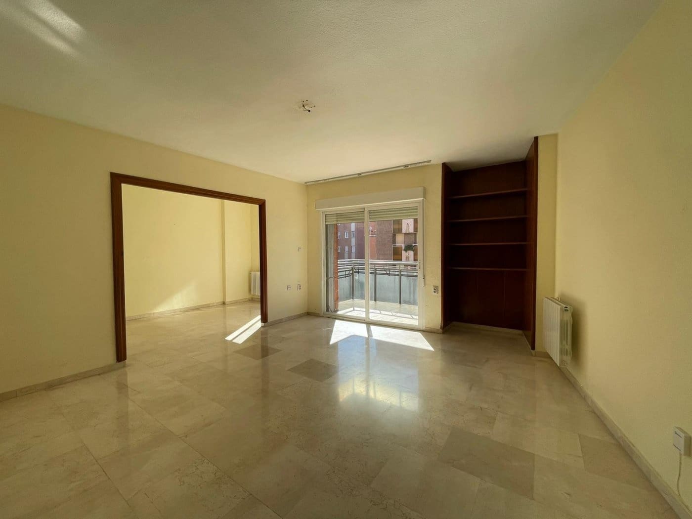 4 bedroom Flat for rent in Granada city with garage - € 1,200 (Ref: 6600874)