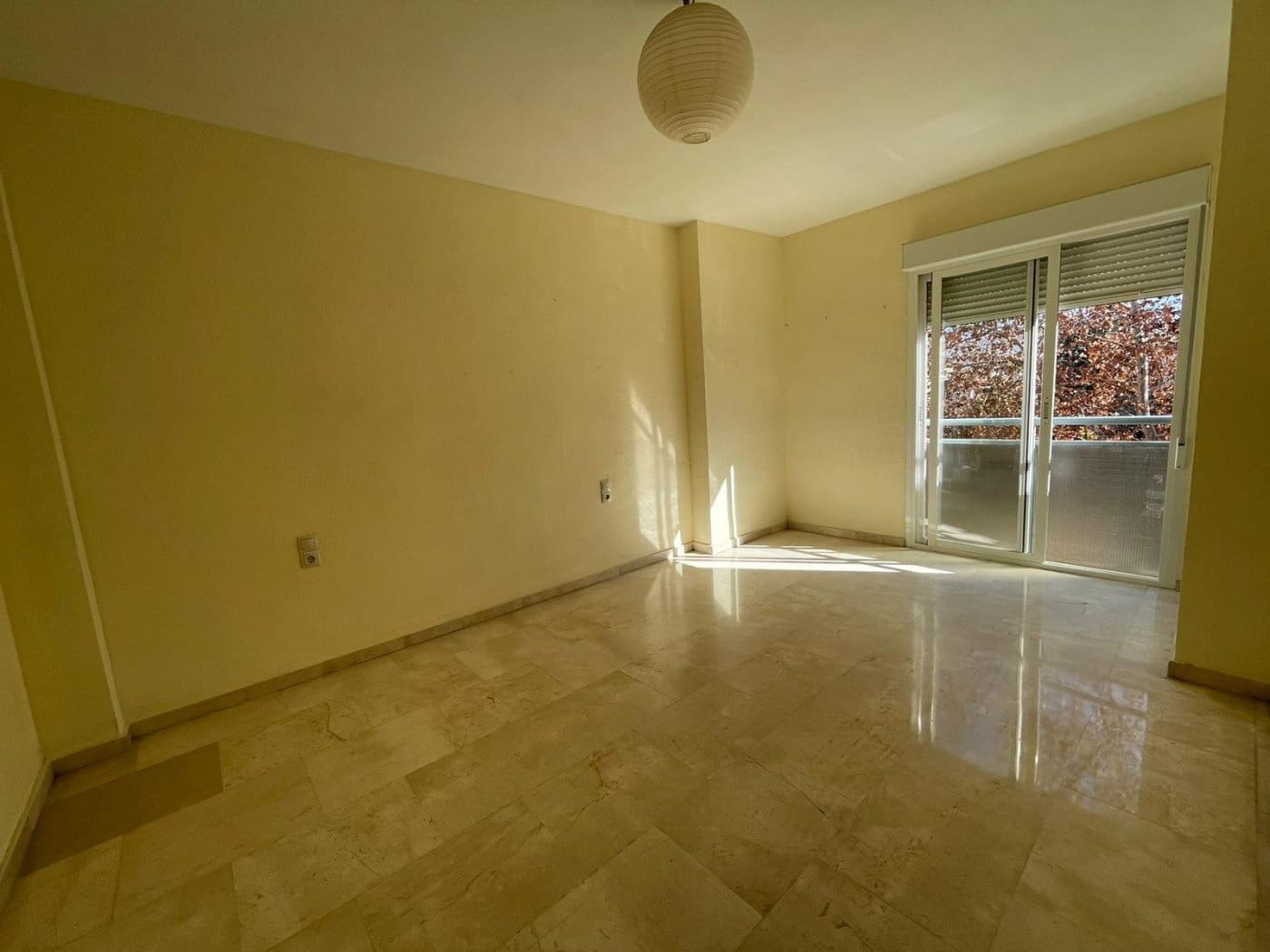 4 bedroom Flat for rent in Granada city with garage - € 1,200 (Ref: 6600874)