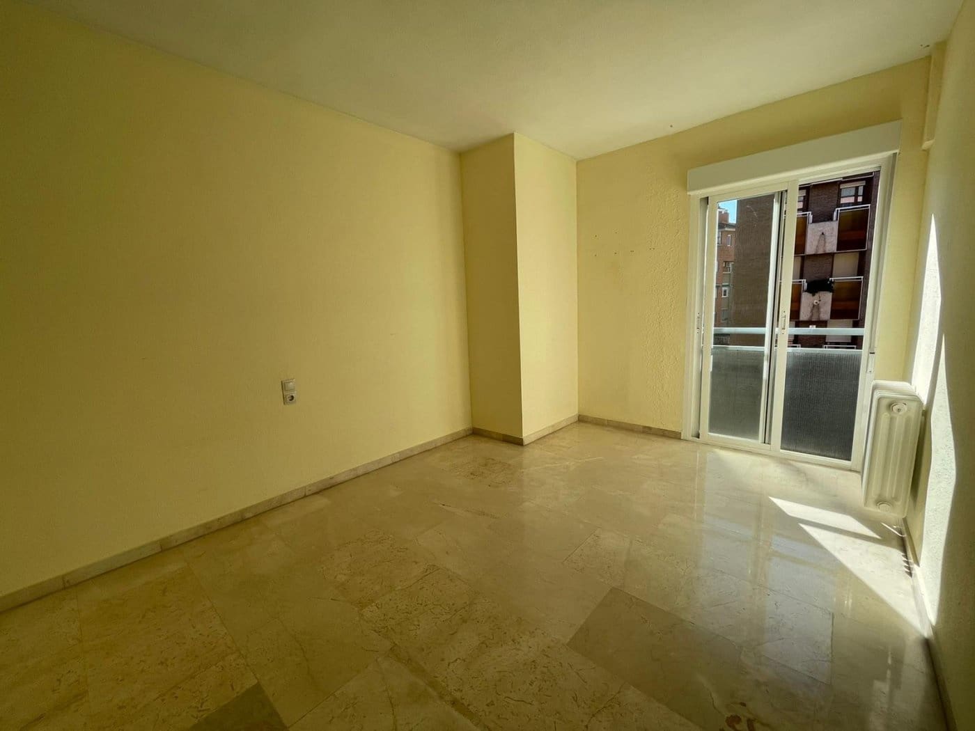 4 bedroom Flat for rent in Granada city with garage - € 1,200 (Ref: 6600874)