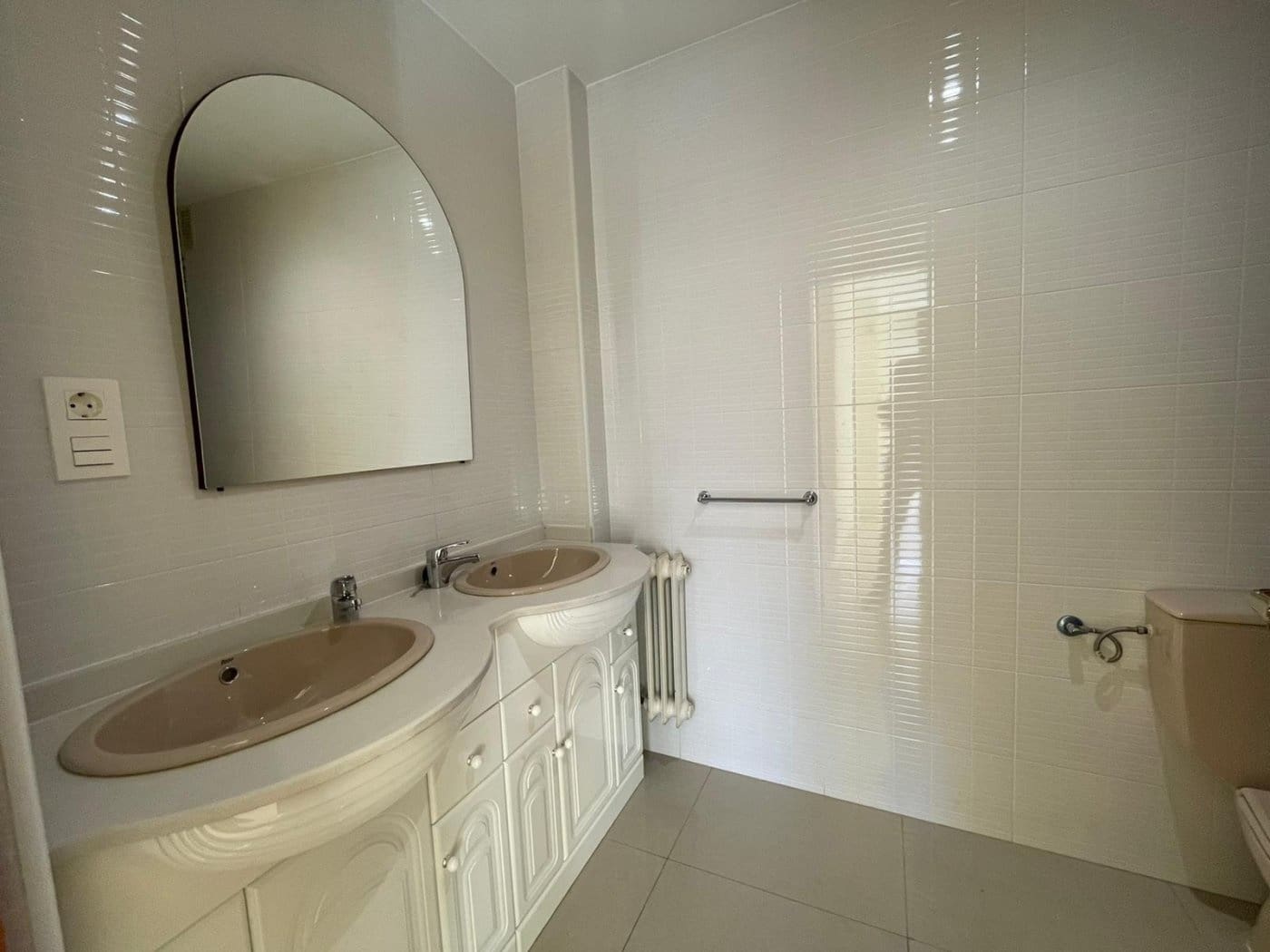 4 bedroom Flat for rent in Granada city with garage - € 1,200 (Ref: 6600874)