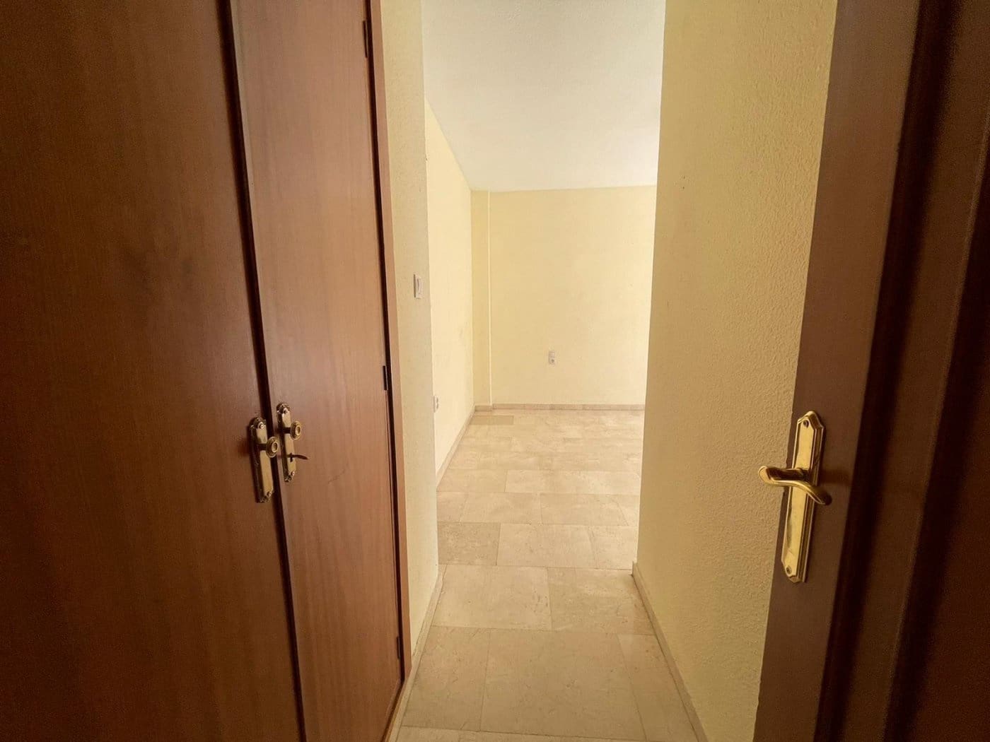 4 bedroom Flat for rent in Granada city with garage - € 1,200 (Ref: 6600874)