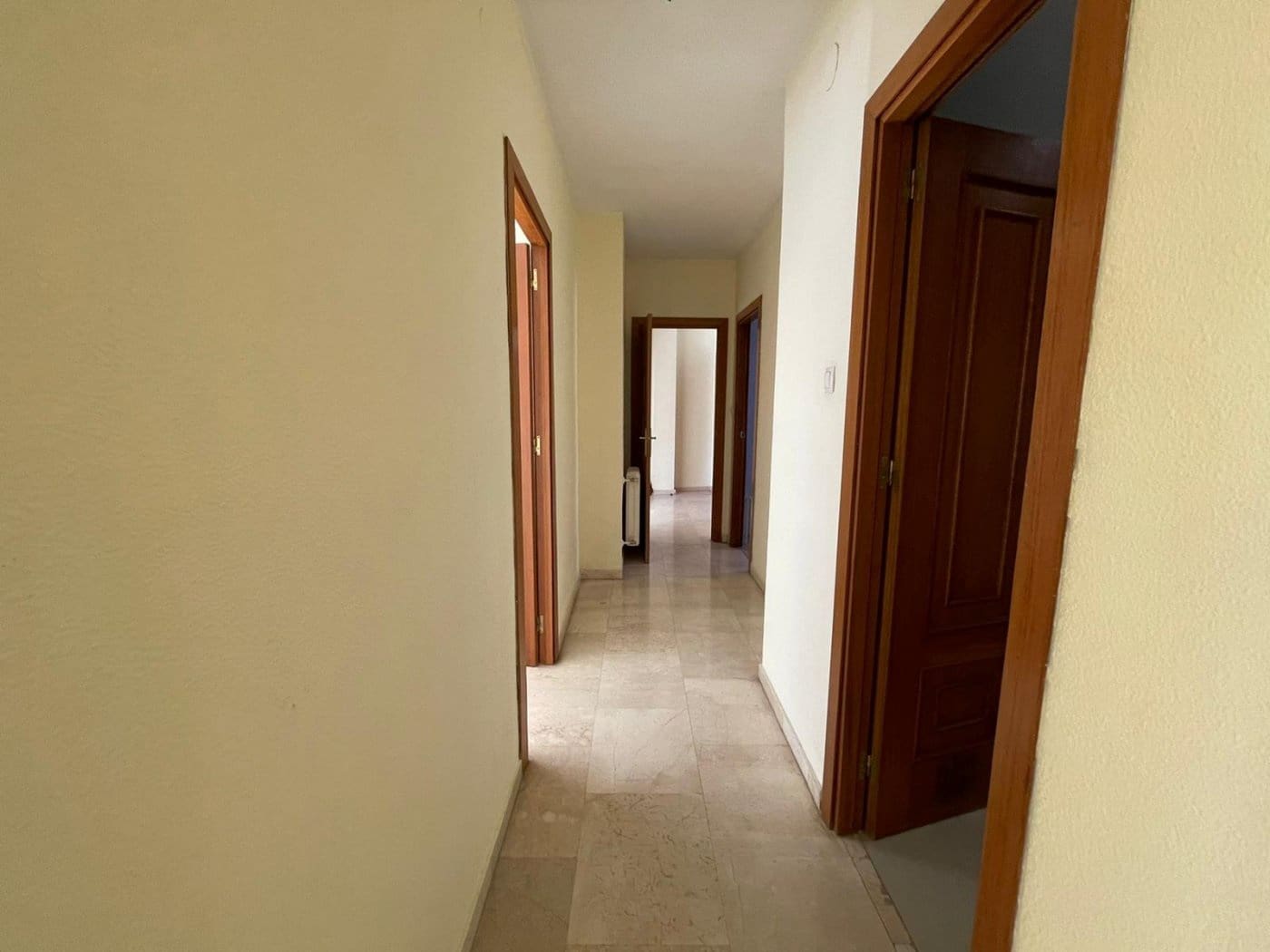 4 bedroom Flat for rent in Granada city with garage - € 1,200 (Ref: 6600874)