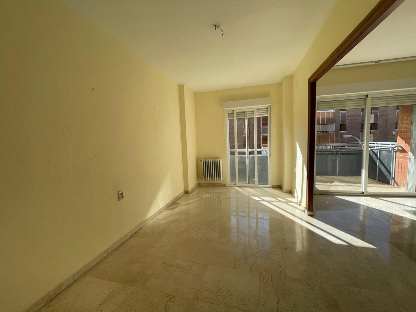 4 bedroom Flat for rent in Granada city with garage - € 1,200 (Ref: 6600874)
