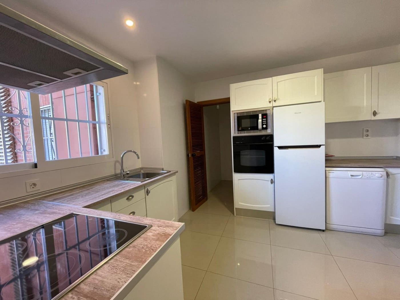 4 bedroom Flat for rent in Granada city with garage - € 1,200 (Ref: 6600874)