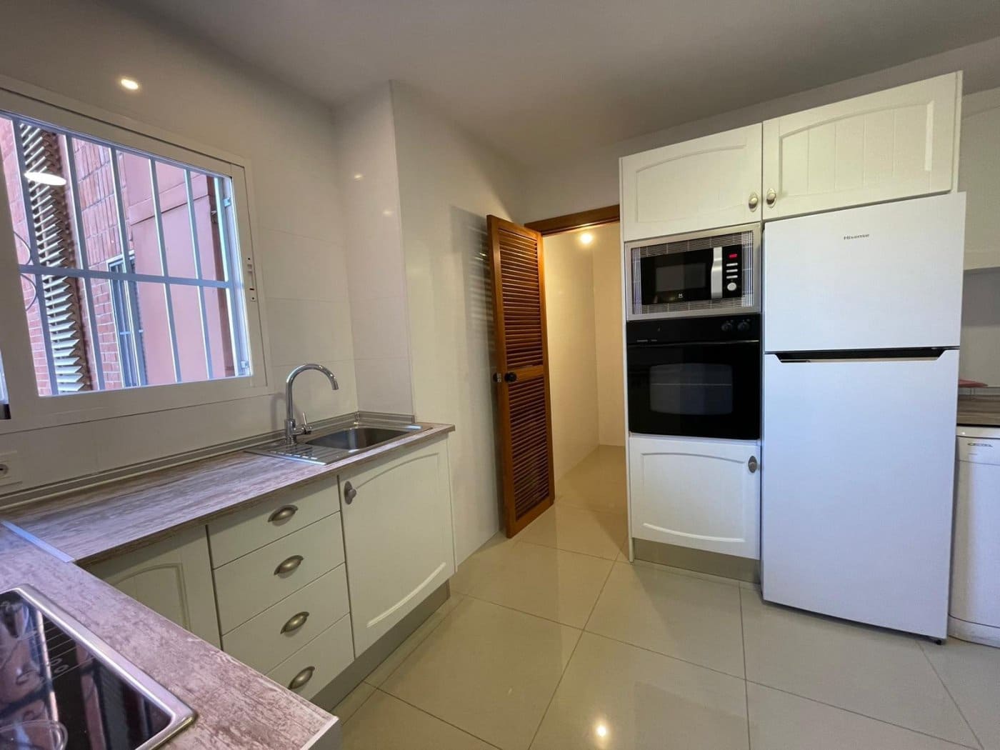 4 bedroom Flat for rent in Granada city with garage - € 1,200 (Ref: 6600874)