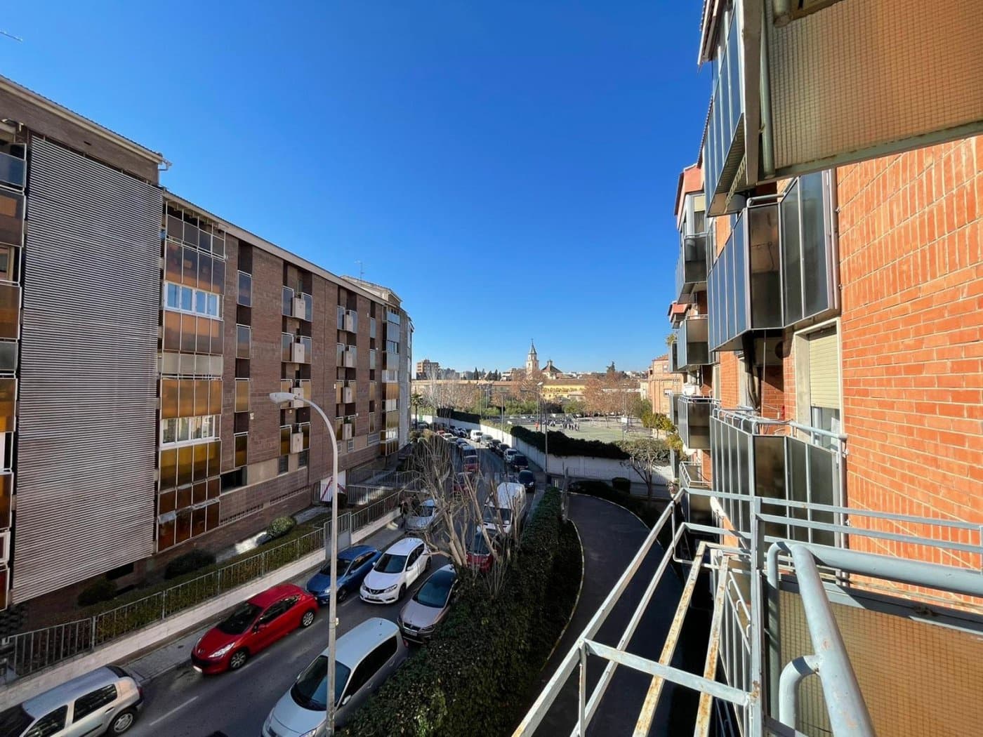 4 bedroom Flat for rent in Granada city with garage - € 1,200 (Ref: 6600874)