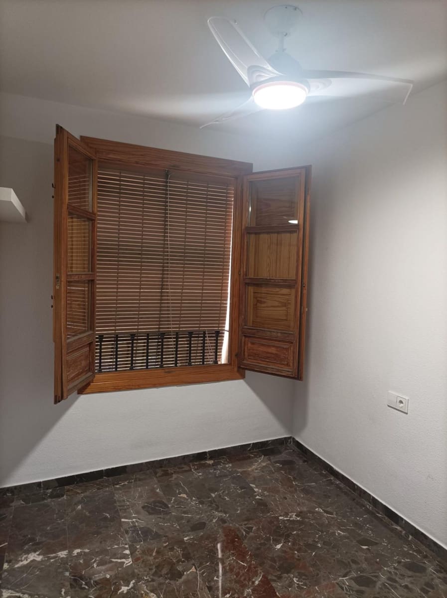 3 soveværelse Lejlighed til leje i Granada by med garage - € 850 (Ref: 6774751)