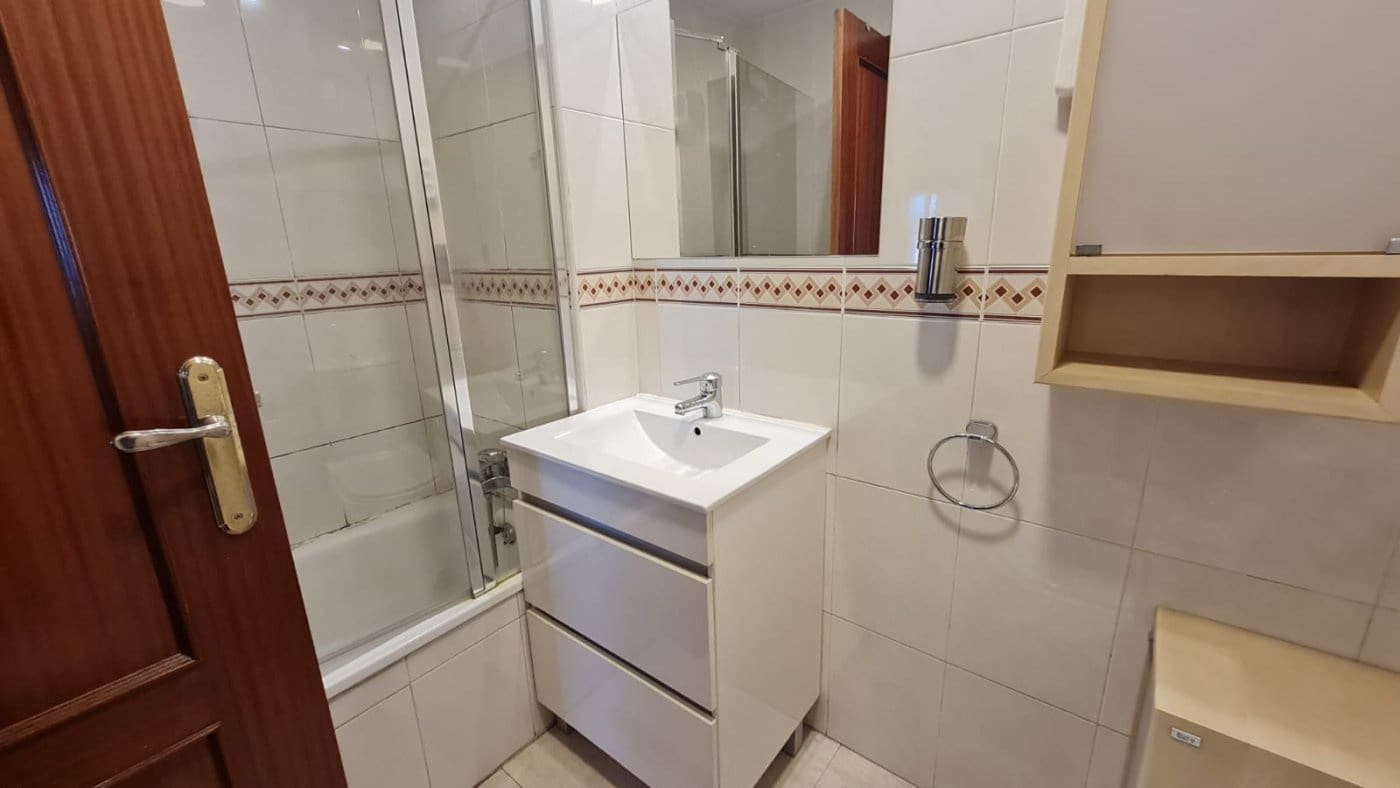 3 soveværelse Lejlighed til leje i Granada by med garage - € 850 (Ref: 6774751)