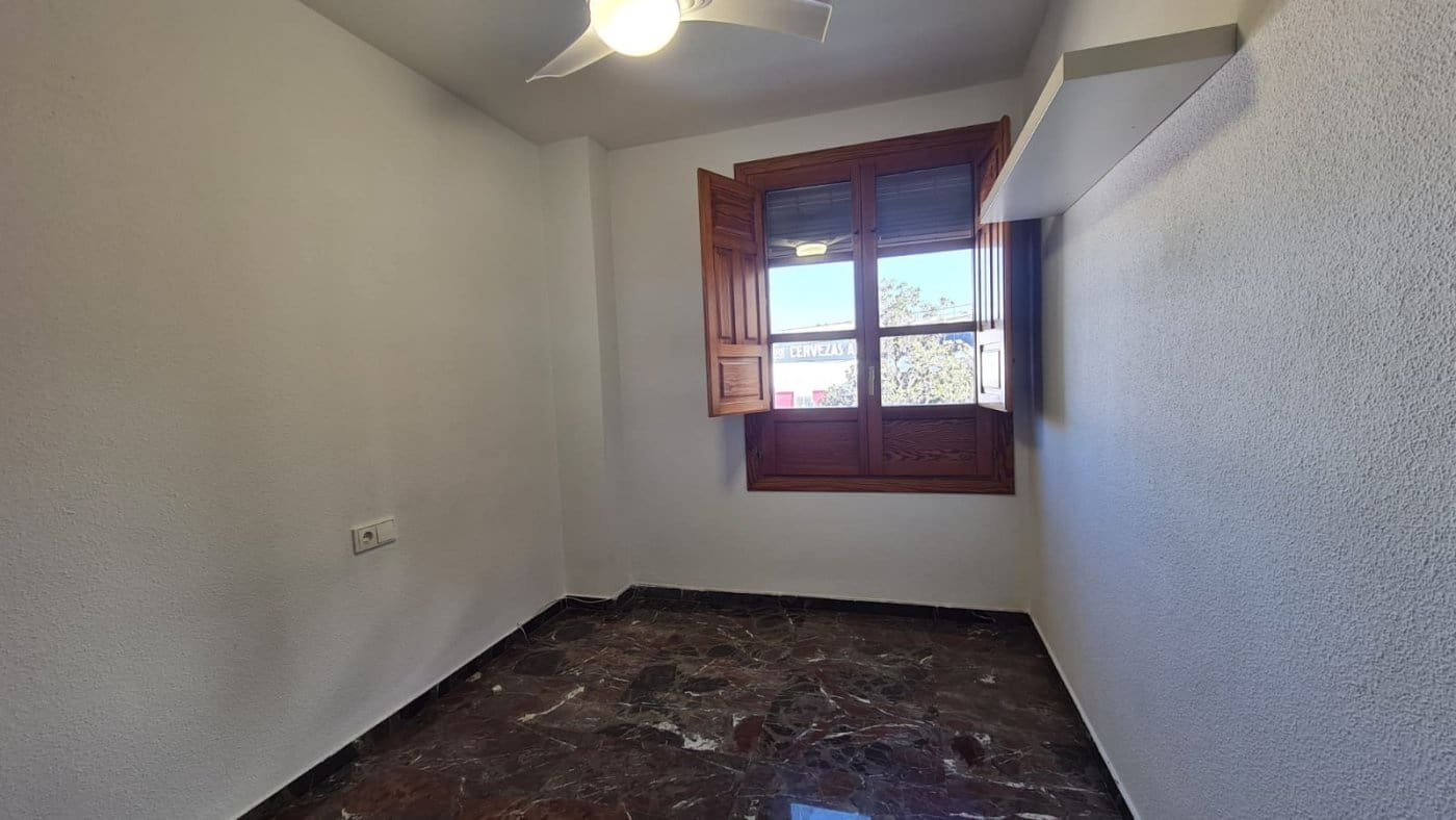 3 soveværelse Lejlighed til leje i Granada by med garage - € 850 (Ref: 6774751)