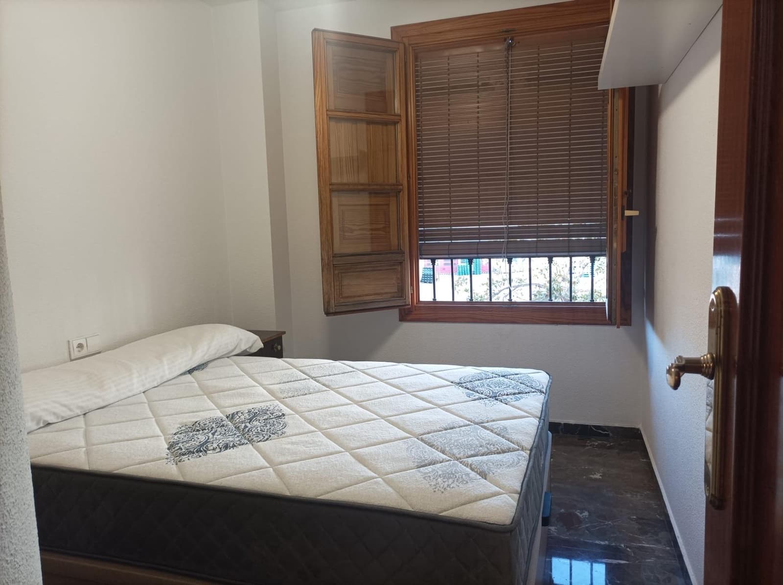 3 soveværelse Lejlighed til leje i Granada by med garage - € 850 (Ref: 6774751)