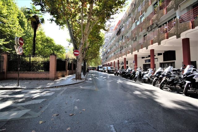 Erhverv til leje i Granada by - € 700 (Ref: 6980464)