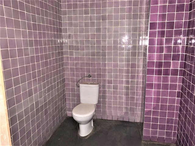 Erhverv til leje i Granada by - € 700 (Ref: 6980464)