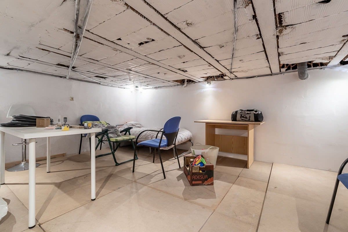 Commercial for sale in Granada city - € 79,000 (Ref: 7325681)