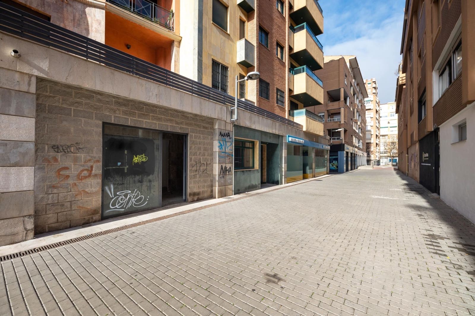 Commercial for sale in Granada city - € 143,000 (Ref: 7467341)