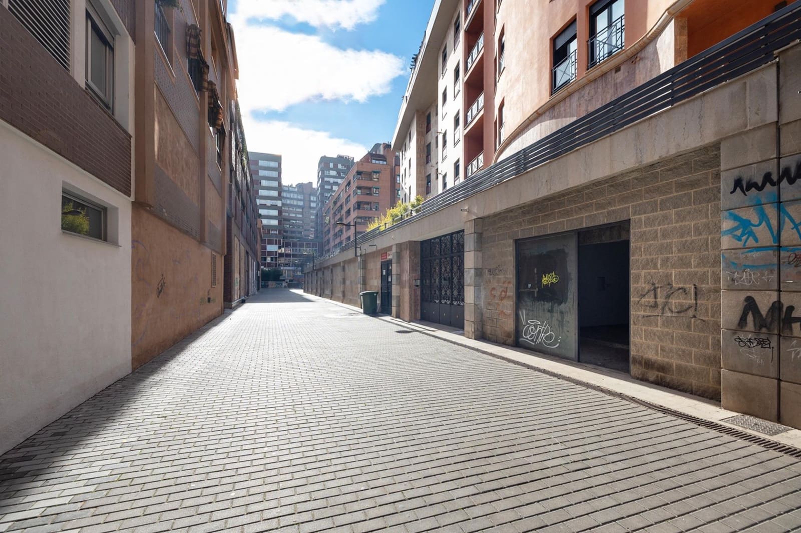 Commercial for sale in Granada city - € 143,000 (Ref: 7467341)