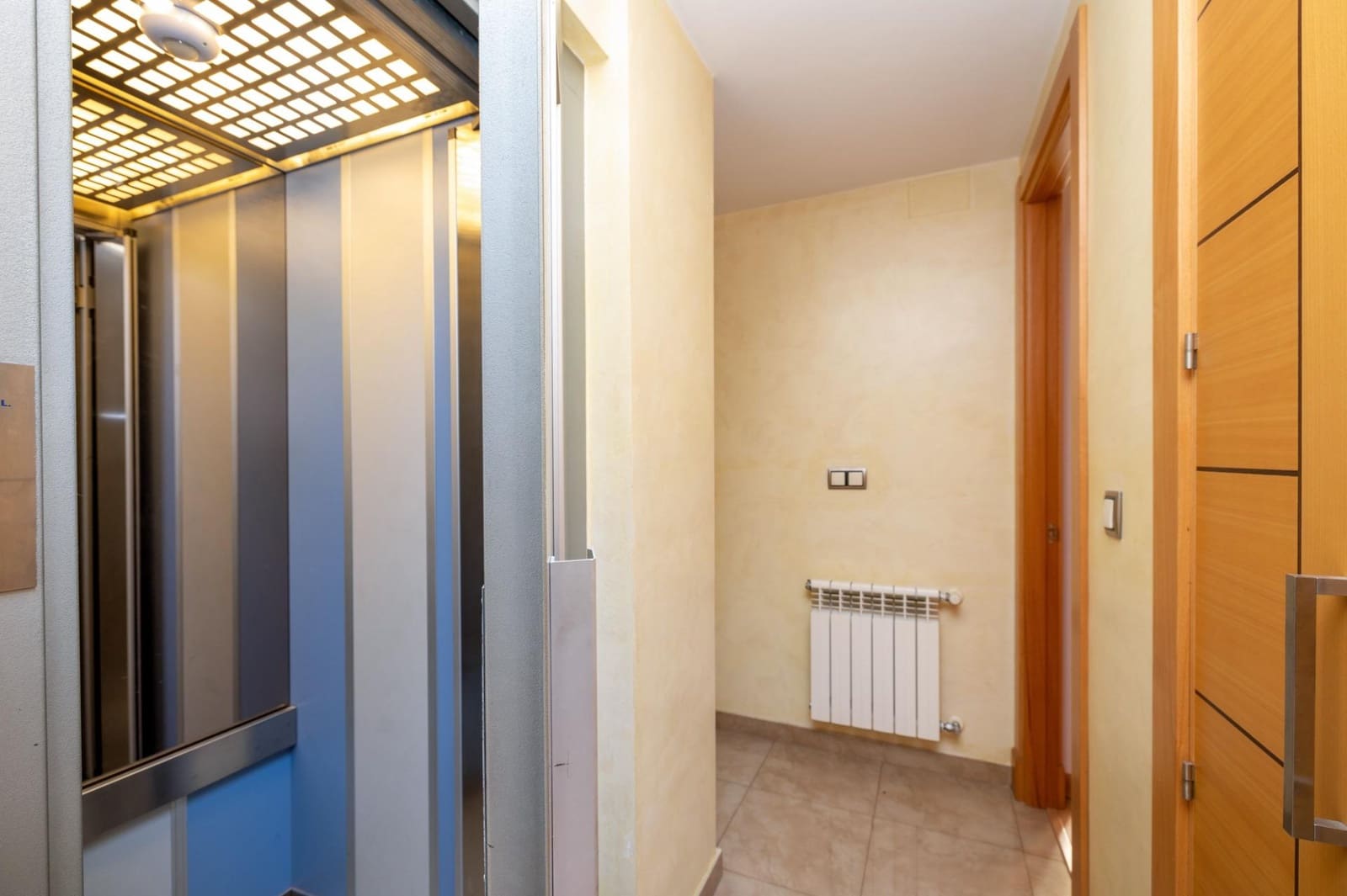 5 bedroom Townhouse for sale in Granada city with garage - € 895,000 (Ref: 7803232)