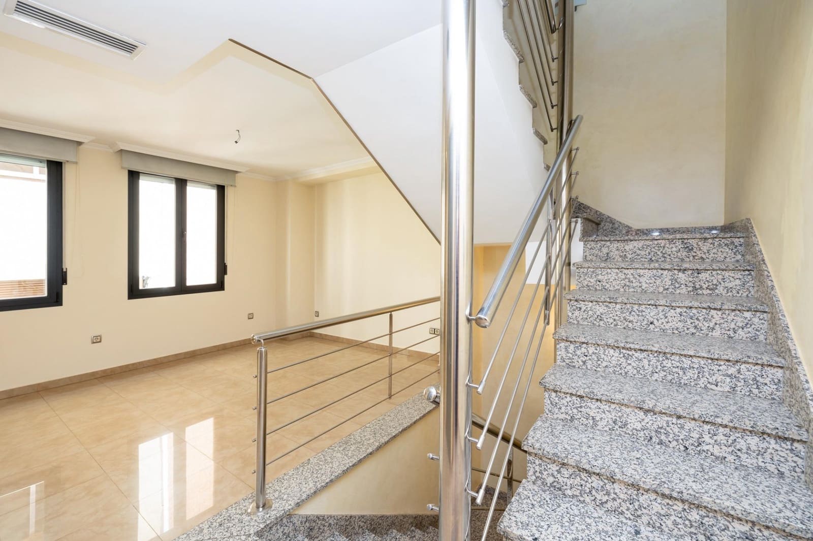 5 bedroom Townhouse for sale in Granada city with garage - € 895,000 (Ref: 7803232)