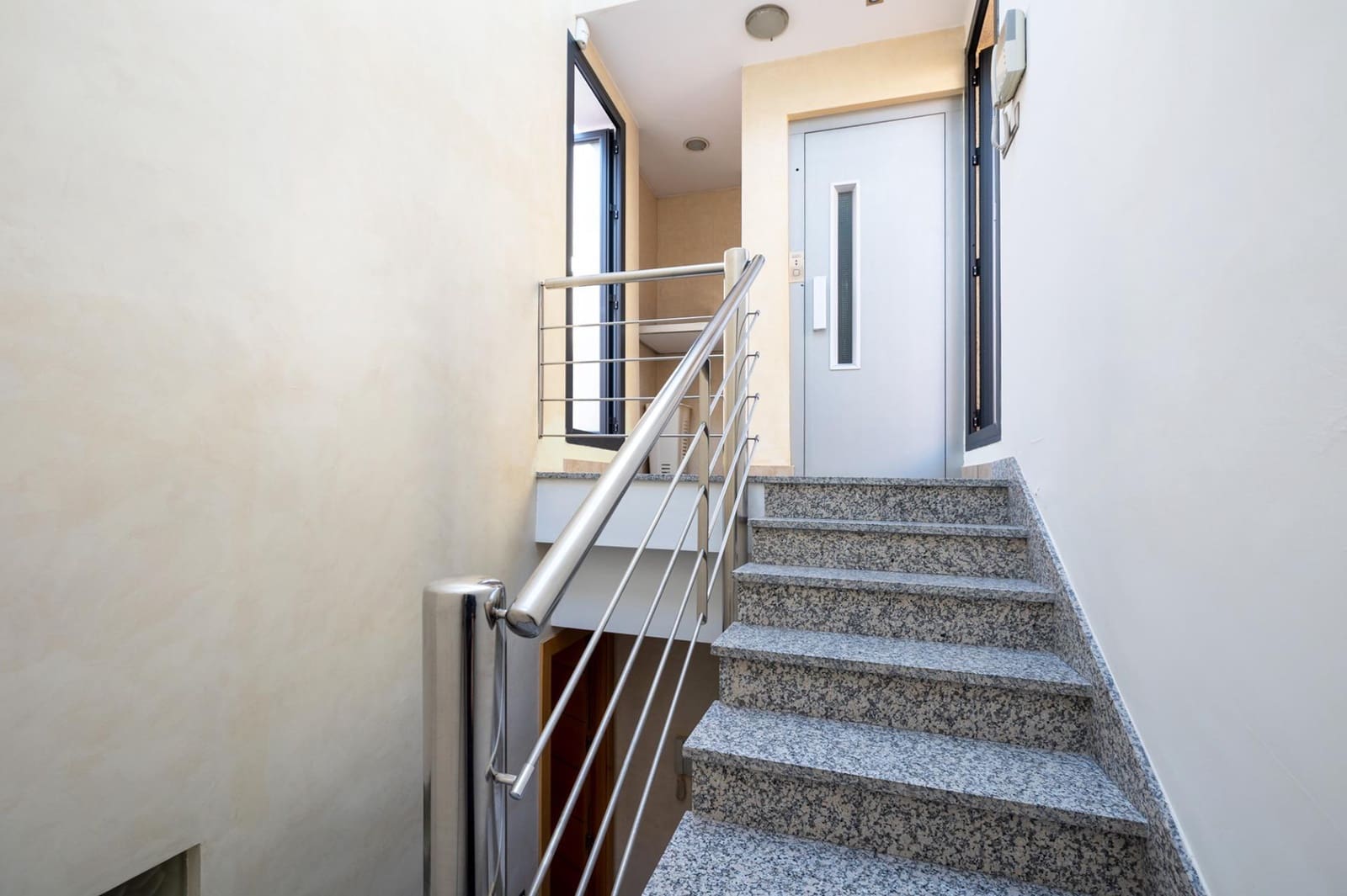 5 bedroom Townhouse for sale in Granada city with garage - € 895,000 (Ref: 7803232)