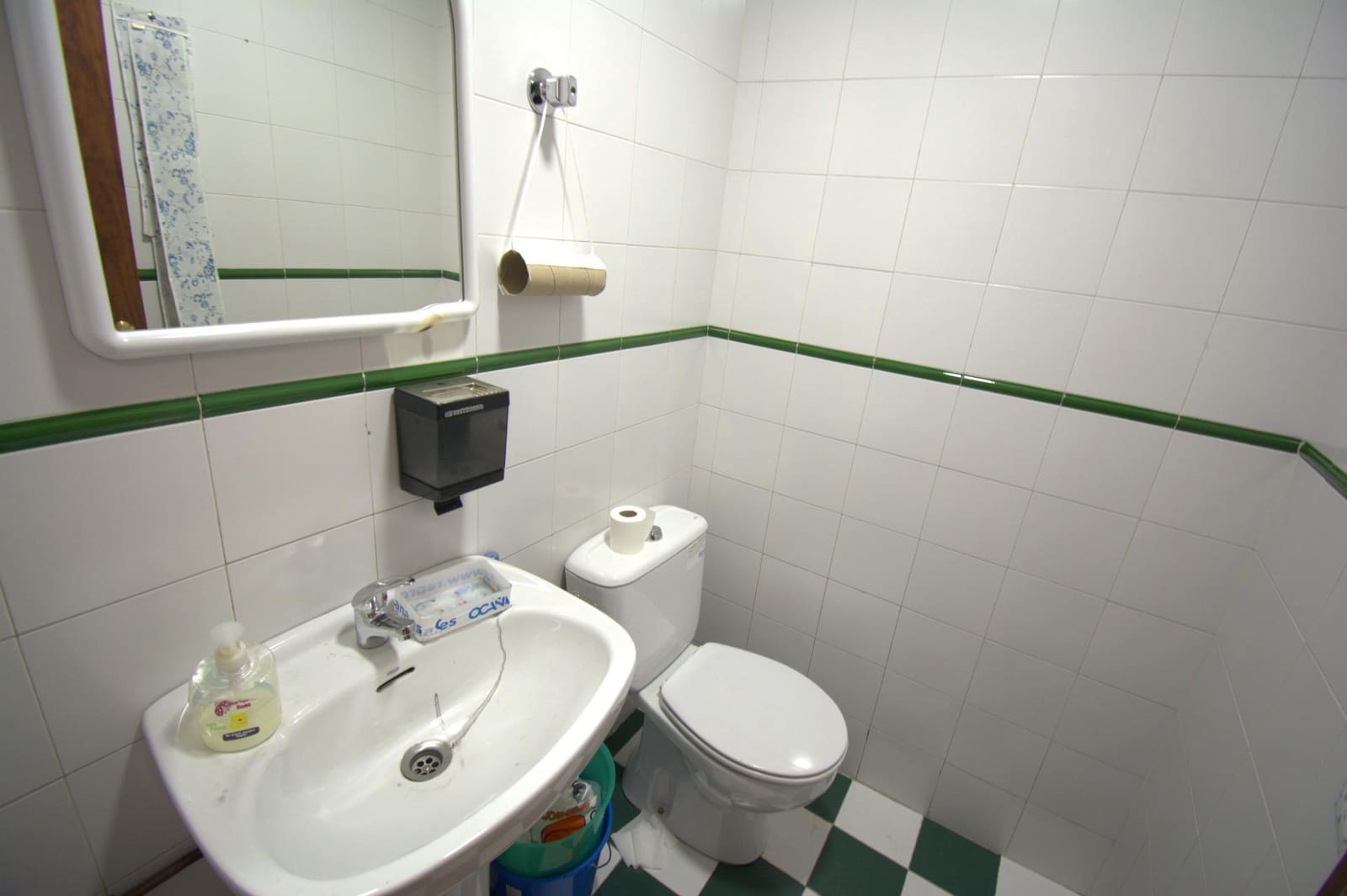 Kommersiell til leie i Granada by - € 600 (Ref: 7810418)