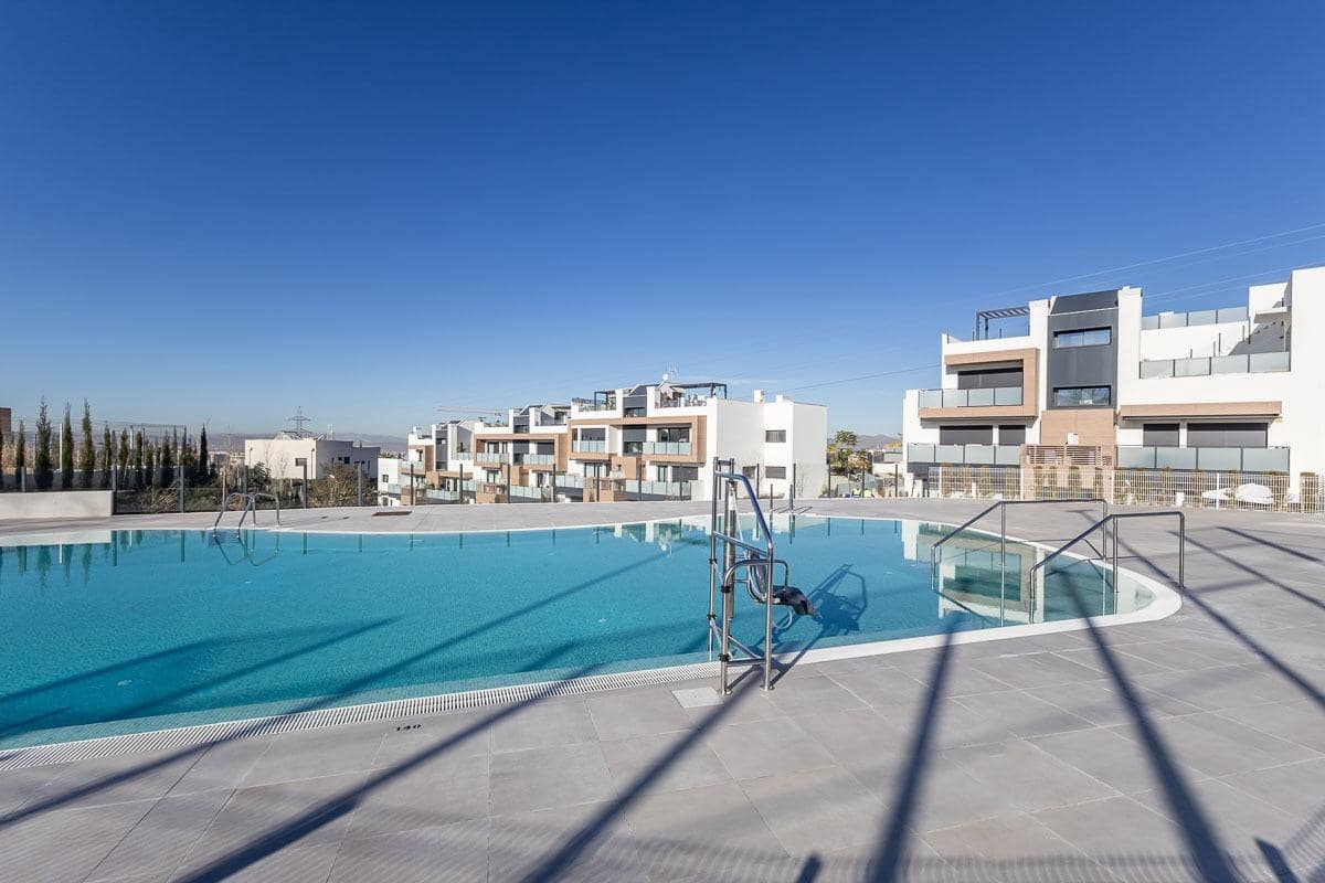 4 bedroom Flat for rent in Huetor Vega with pool garage - € 1,800 (Ref: 8032605)