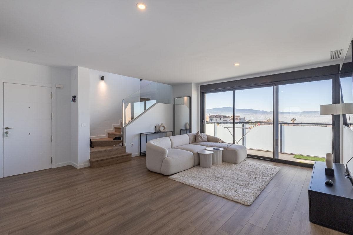 4 bedroom Flat for rent in Huetor Vega with pool garage - € 1,800 (Ref: 8032605)