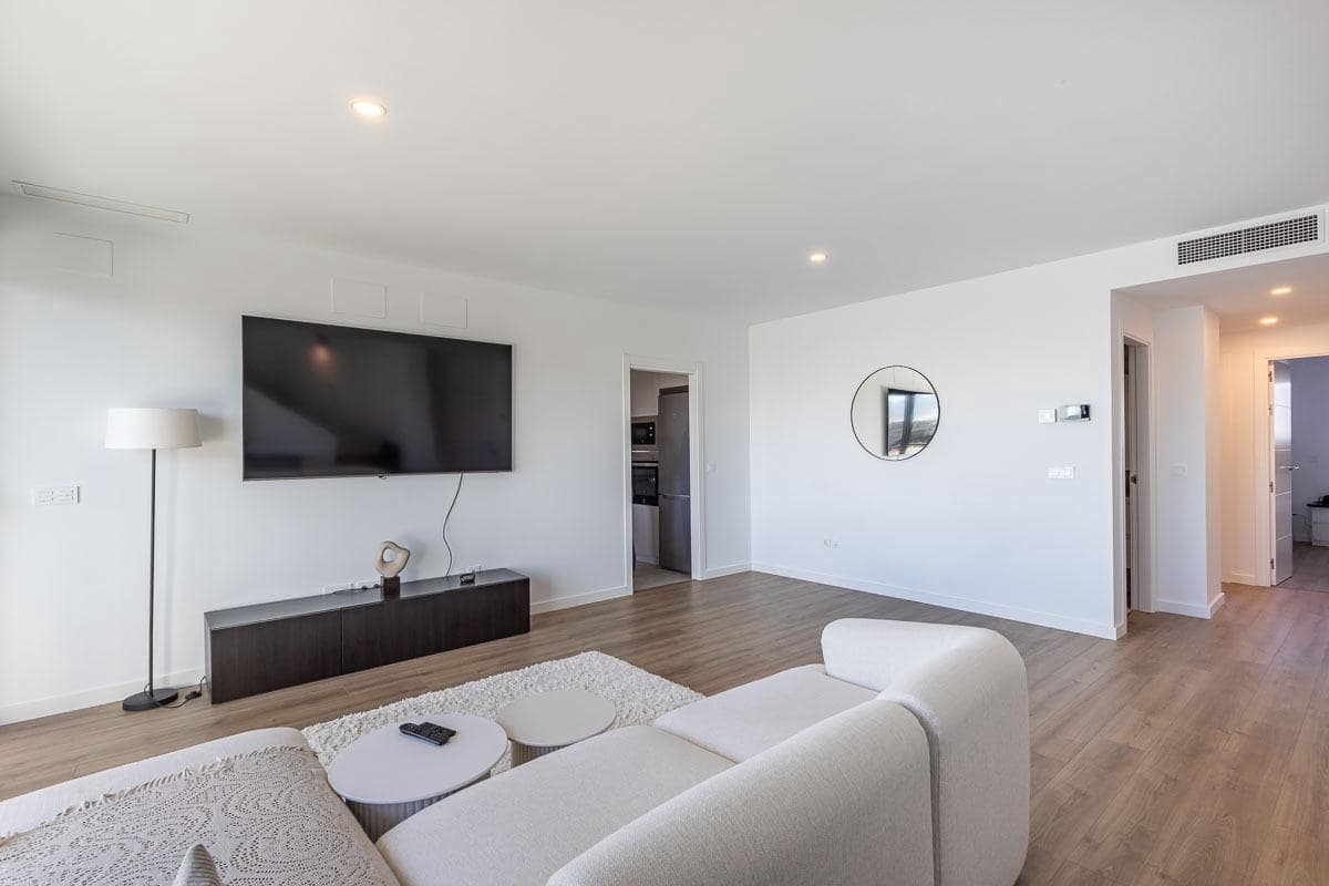 4 bedroom Flat for rent in Huetor Vega with pool garage - € 1,800 (Ref: 8032605)