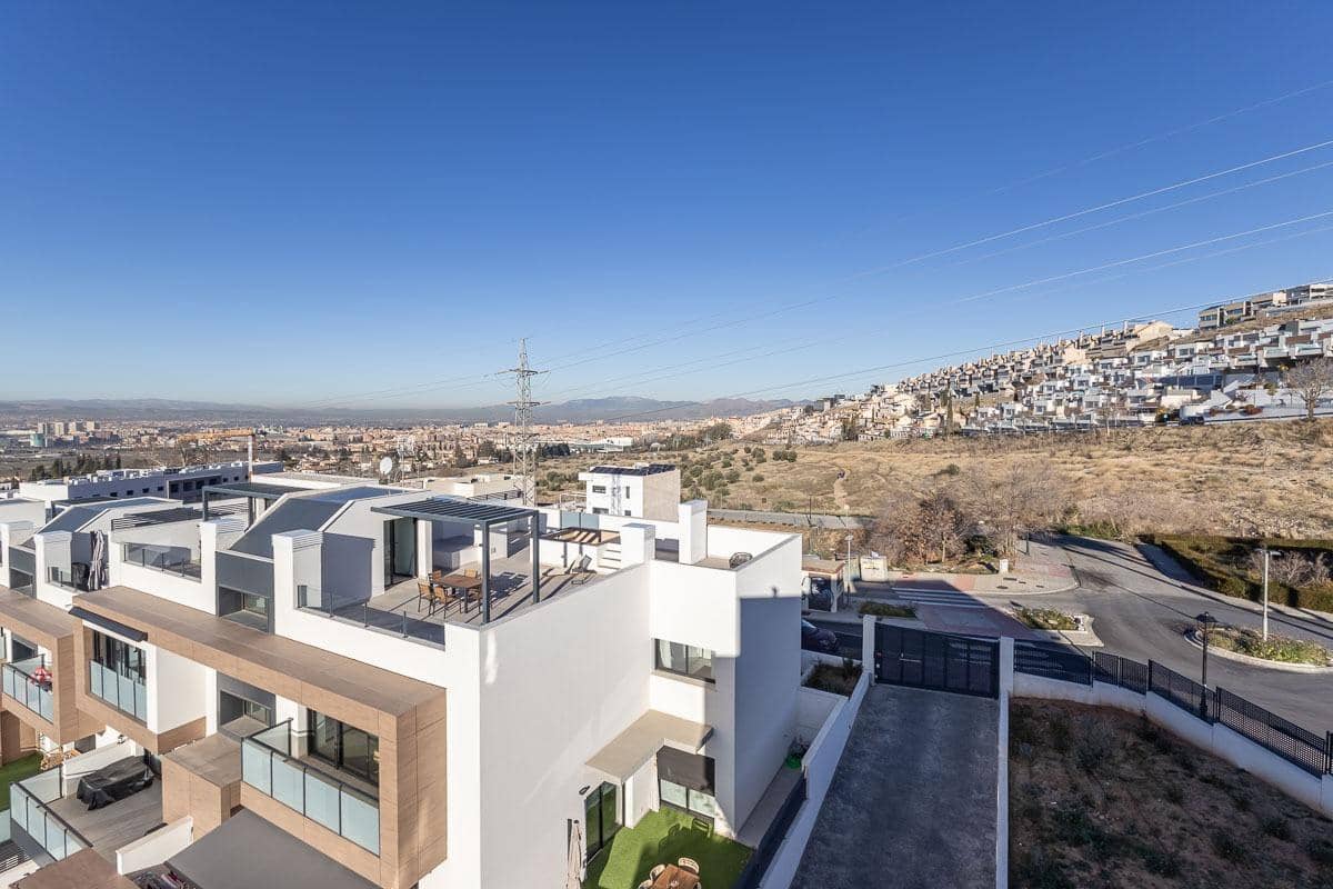 4 bedroom Flat for rent in Huetor Vega with pool garage - € 1,800 (Ref: 8032605)