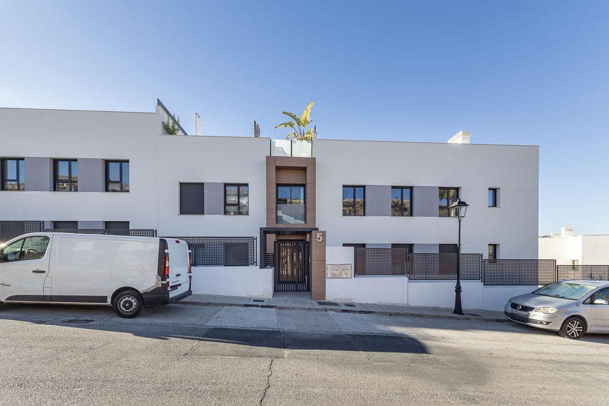 4 bedroom Flat for rent in Huetor Vega with pool garage - € 1,800 (Ref: 8032605)