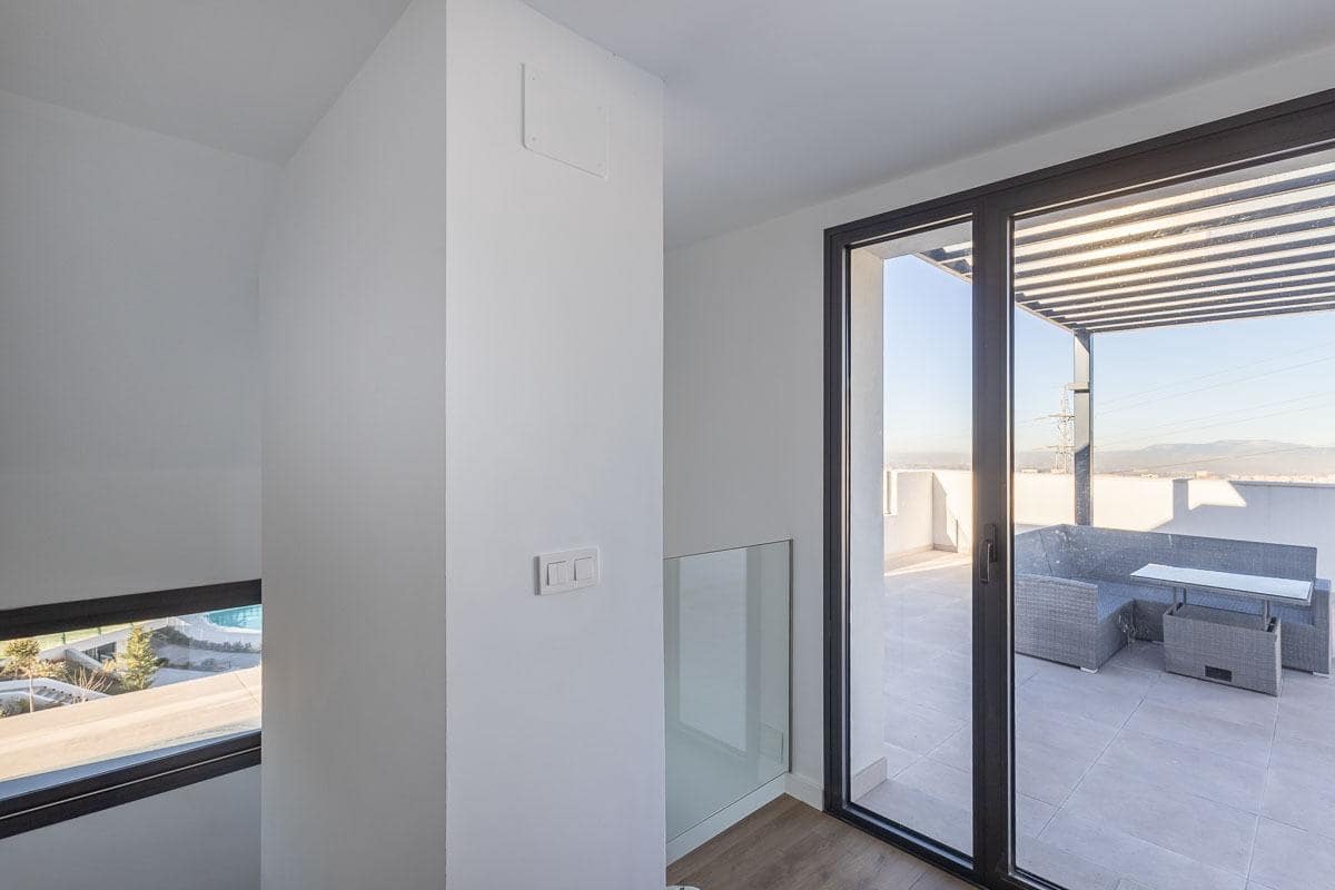 4 bedroom Flat for rent in Huetor Vega with pool garage - € 1,800 (Ref: 8032605)