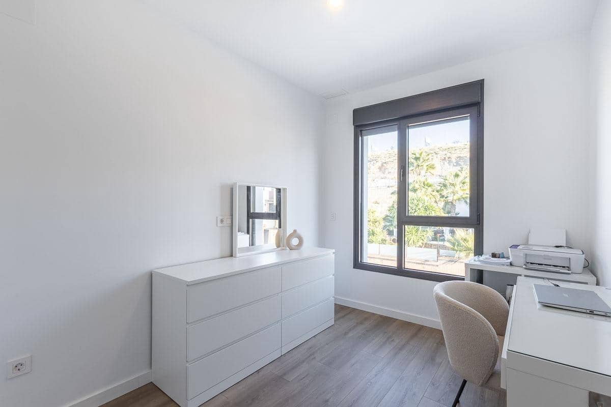 4 bedroom Flat for rent in Huetor Vega with pool garage - € 1,800 (Ref: 8032605)