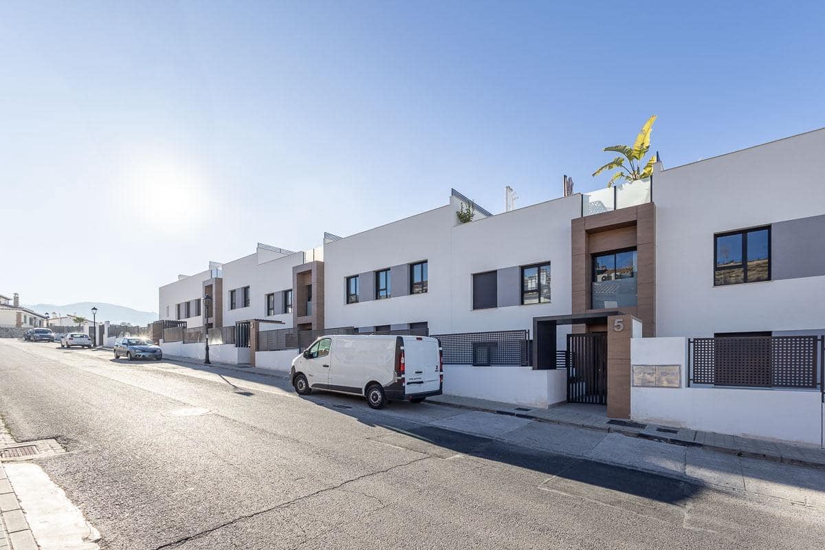 4 bedroom Flat for rent in Huetor Vega with pool garage - € 1,800 (Ref: 8032605)