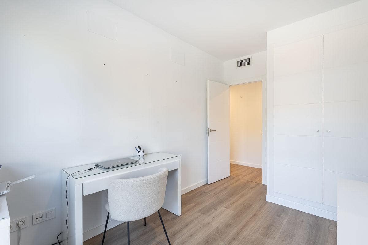 4 bedroom Flat for rent in Huetor Vega with pool garage - € 1,800 (Ref: 8032605)