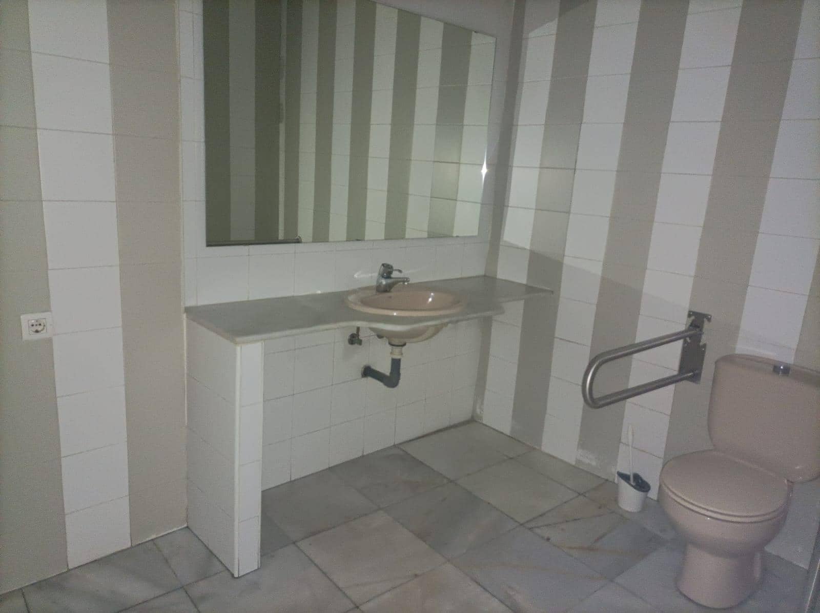 Kaupallinen vuokrattavana paikassa Granada kaupunki - 3 500 € (Ref: 8124124)