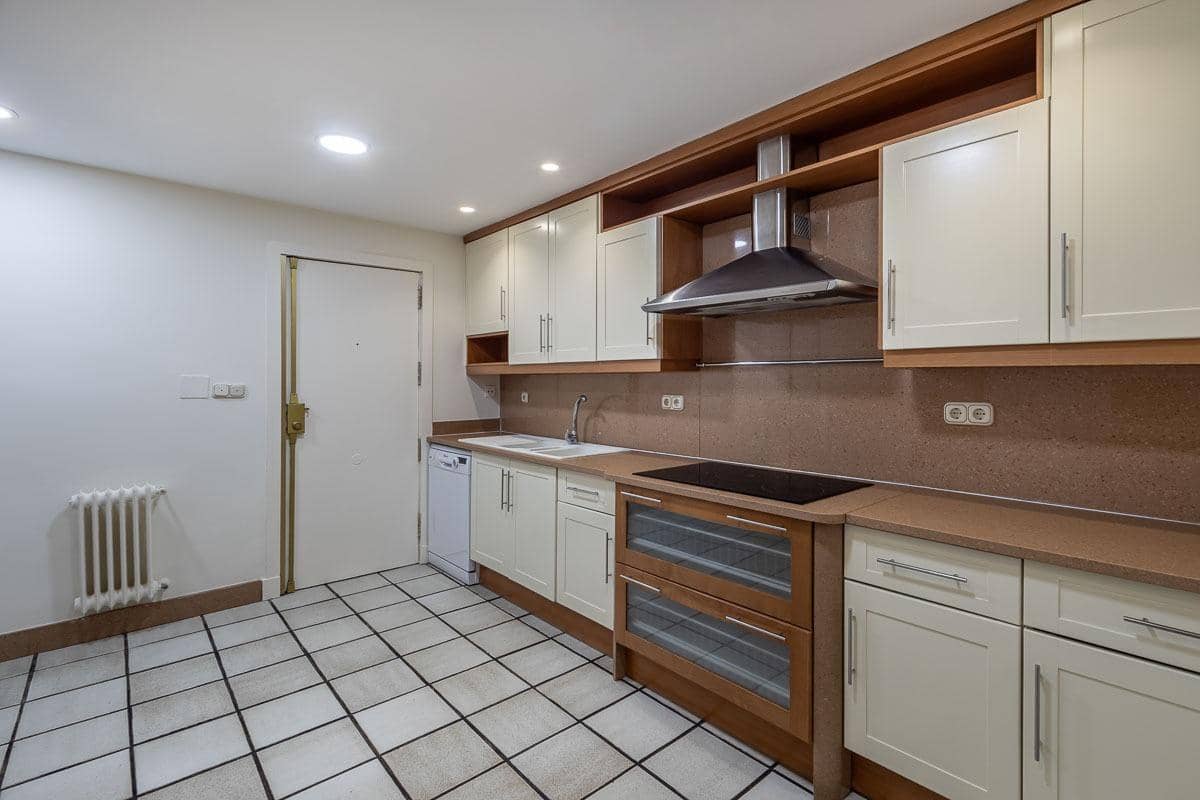 3 slaapkamer Flat te huur in Granada stad met garage - € 1.650 (Ref: 8195479)