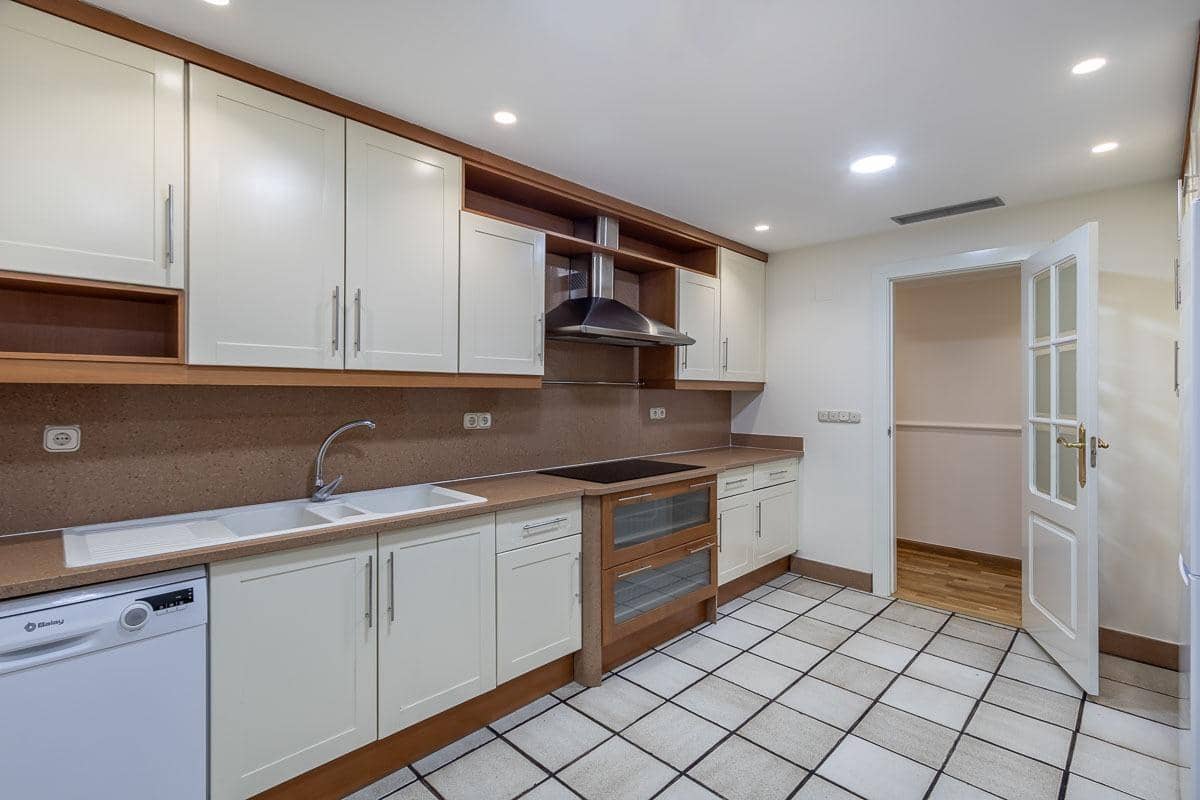 3 slaapkamer Flat te huur in Granada stad met garage - € 1.650 (Ref: 8195479)