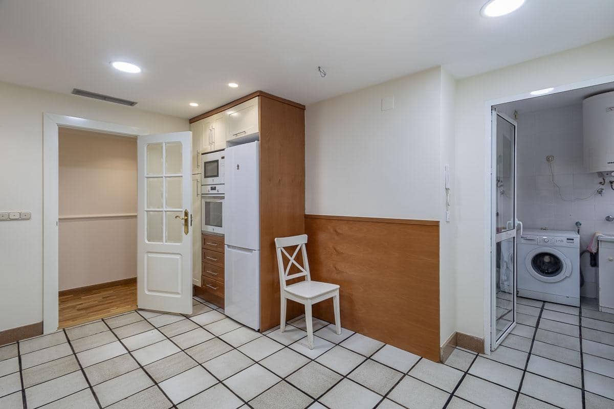 3 slaapkamer Flat te huur in Granada stad met garage - € 1.650 (Ref: 8195479)