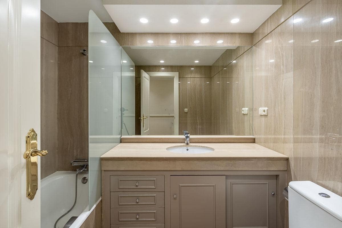 3 slaapkamer Flat te huur in Granada stad met garage - € 1.650 (Ref: 8195479)