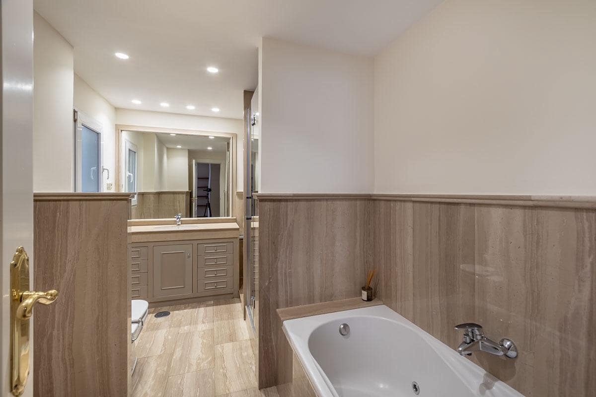 3 slaapkamer Flat te huur in Granada stad met garage - € 1.650 (Ref: 8195479)