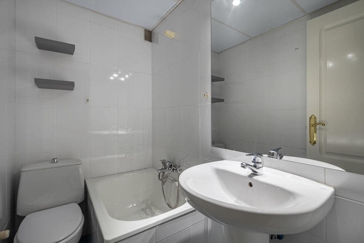 3 slaapkamer Flat te huur in Granada stad met garage - € 1.650 (Ref: 8195479)