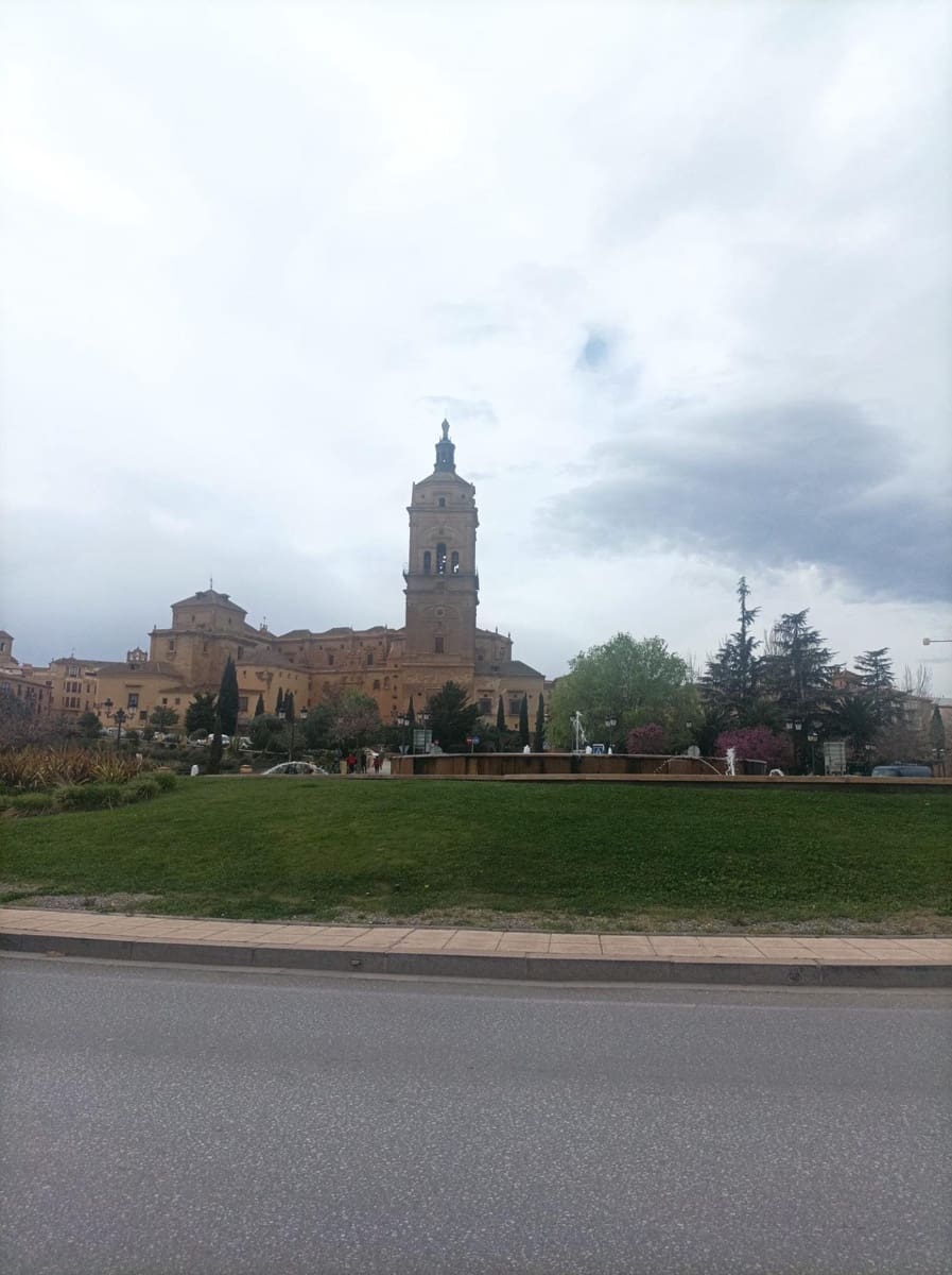 Local Commercial à louer à Guadix - 2 000 € (Ref: 8251552)