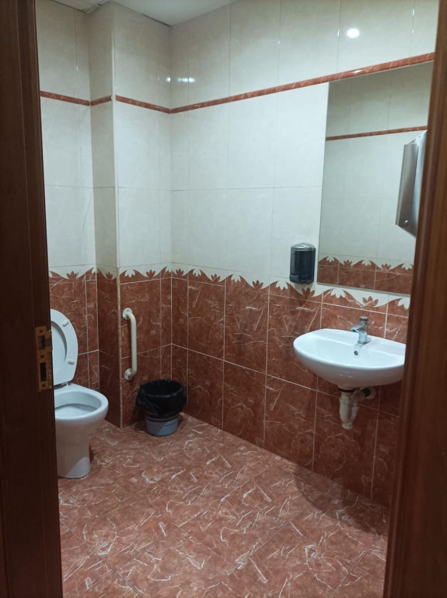 Local Commercial à louer à Guadix - 2 000 € (Ref: 8251552)