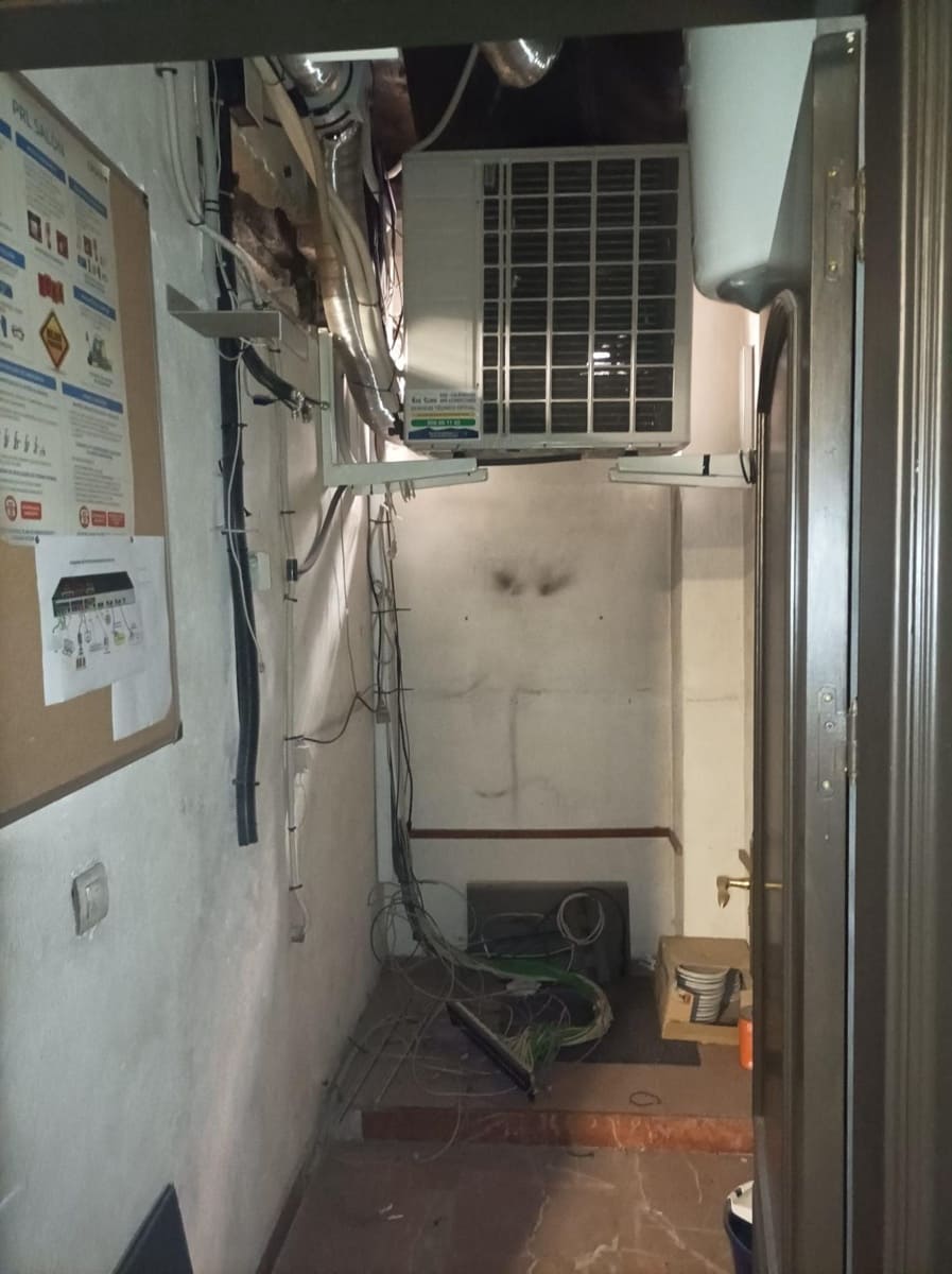 Local Commercial à louer à Guadix - 2 000 € (Ref: 8251552)