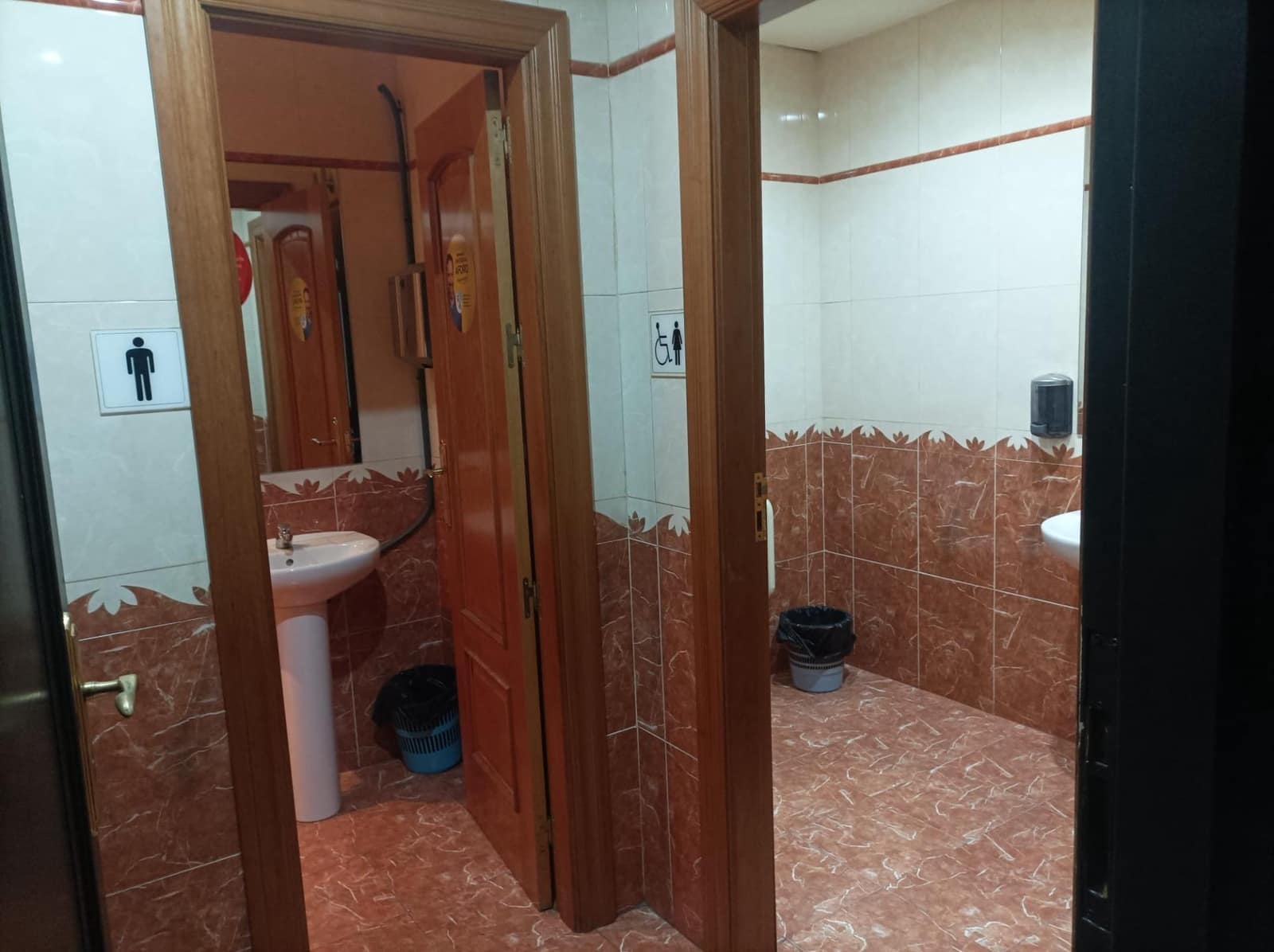 Local Commercial à louer à Guadix - 2 000 € (Ref: 8251552)