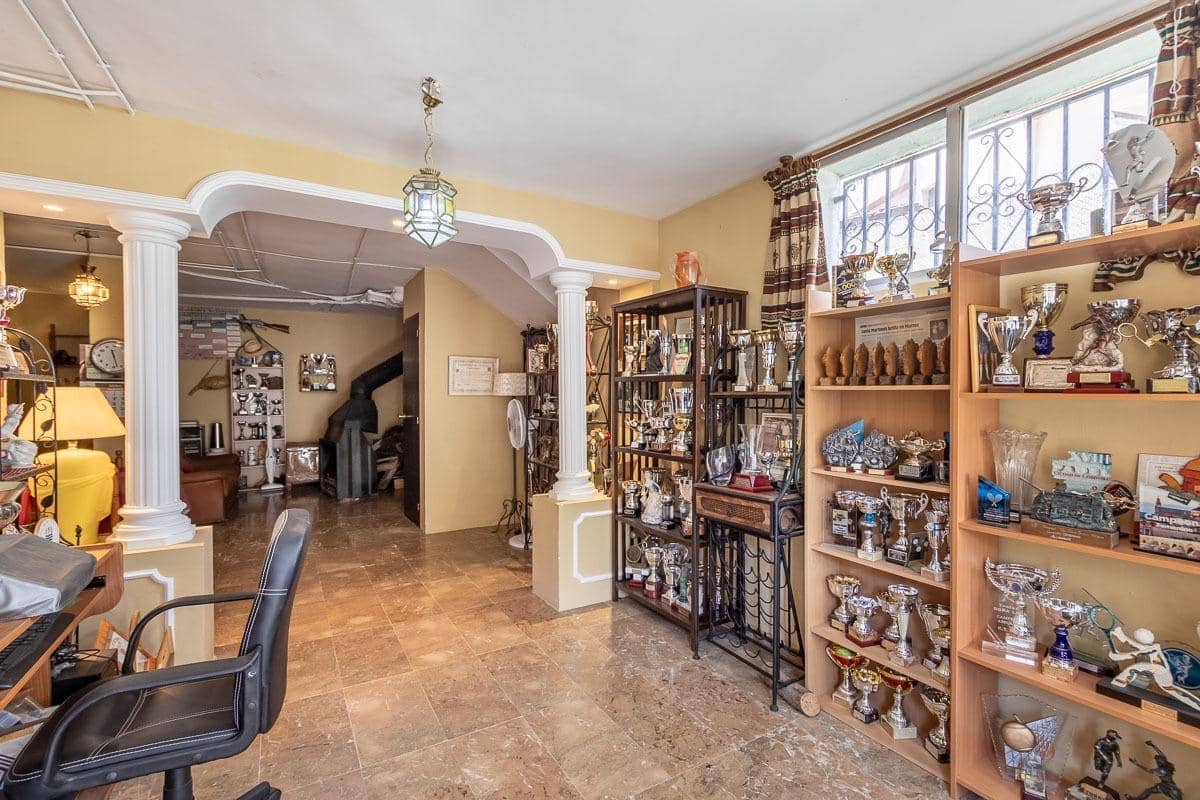 4 soveværelse Villa til salg i Pinos Genil med swimmingpool garage - € 339.000 (Ref: 8318065)