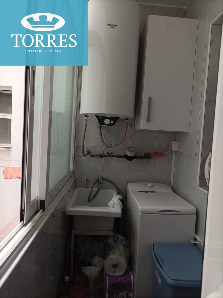 4 bedroom Flat for rent in Granada city - € 1,200 (Ref: 8348224)